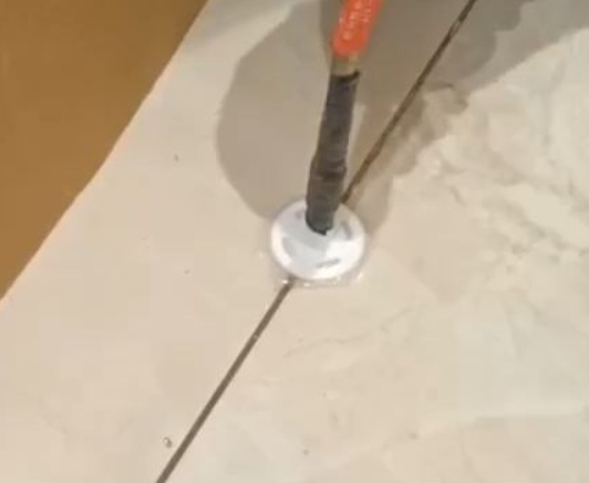 建瓯瓷砖空鼓维修公司专业解答瓷砖在铺贴过程中，如果没有涂抹均匀到位的粘结材料（如水泥砂浆或瓷砖胶），可能会导致以下问题