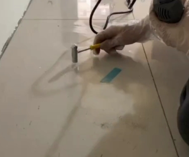 建瓯瓷砖开裂维修公司专业分享瓷砖在铺贴前如果没有沥干水分，将会导致以下问题