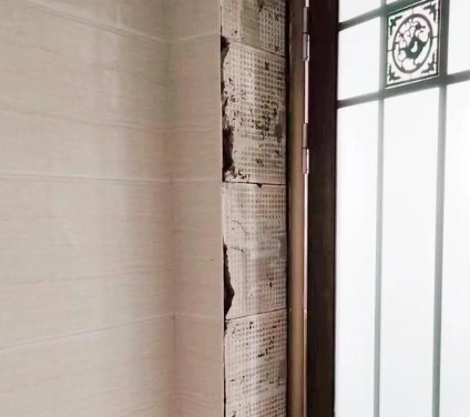 建瓯瓷砖空鼓免砸砖维修公司分享吸水砖泡水时间不够或过长都会对瓷砖铺贴效果产生影响